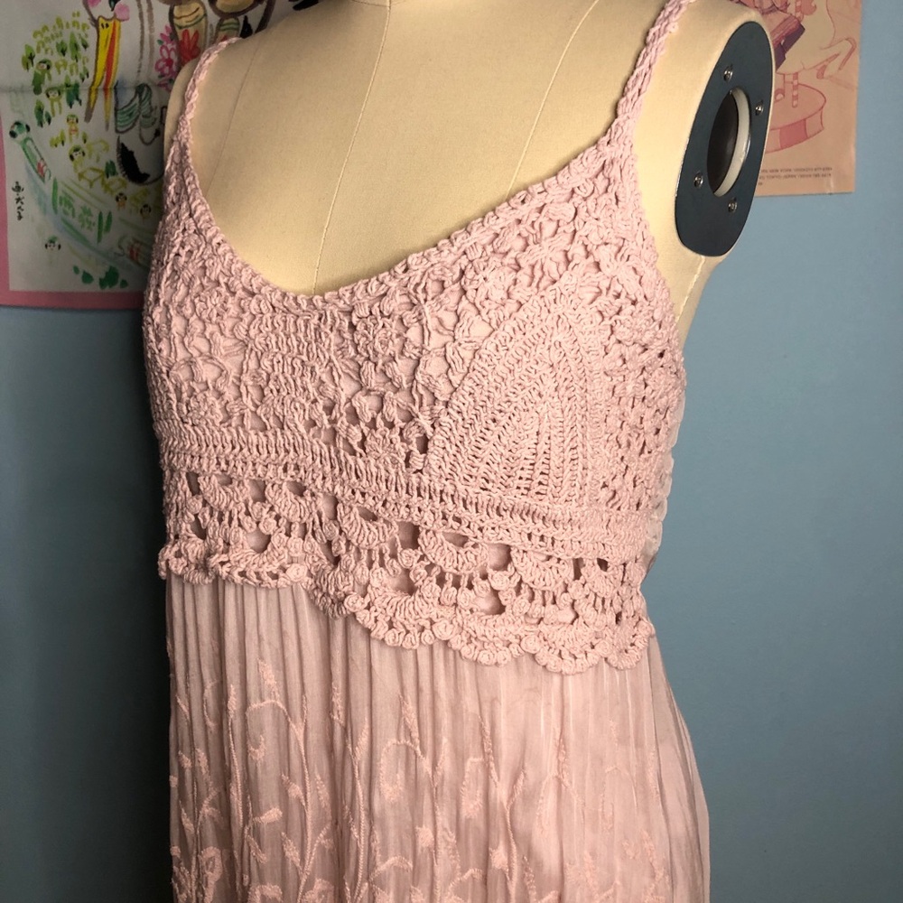 Crochet lace embroidered fairycore whimsigoth shell pink dress M bohemian anthro